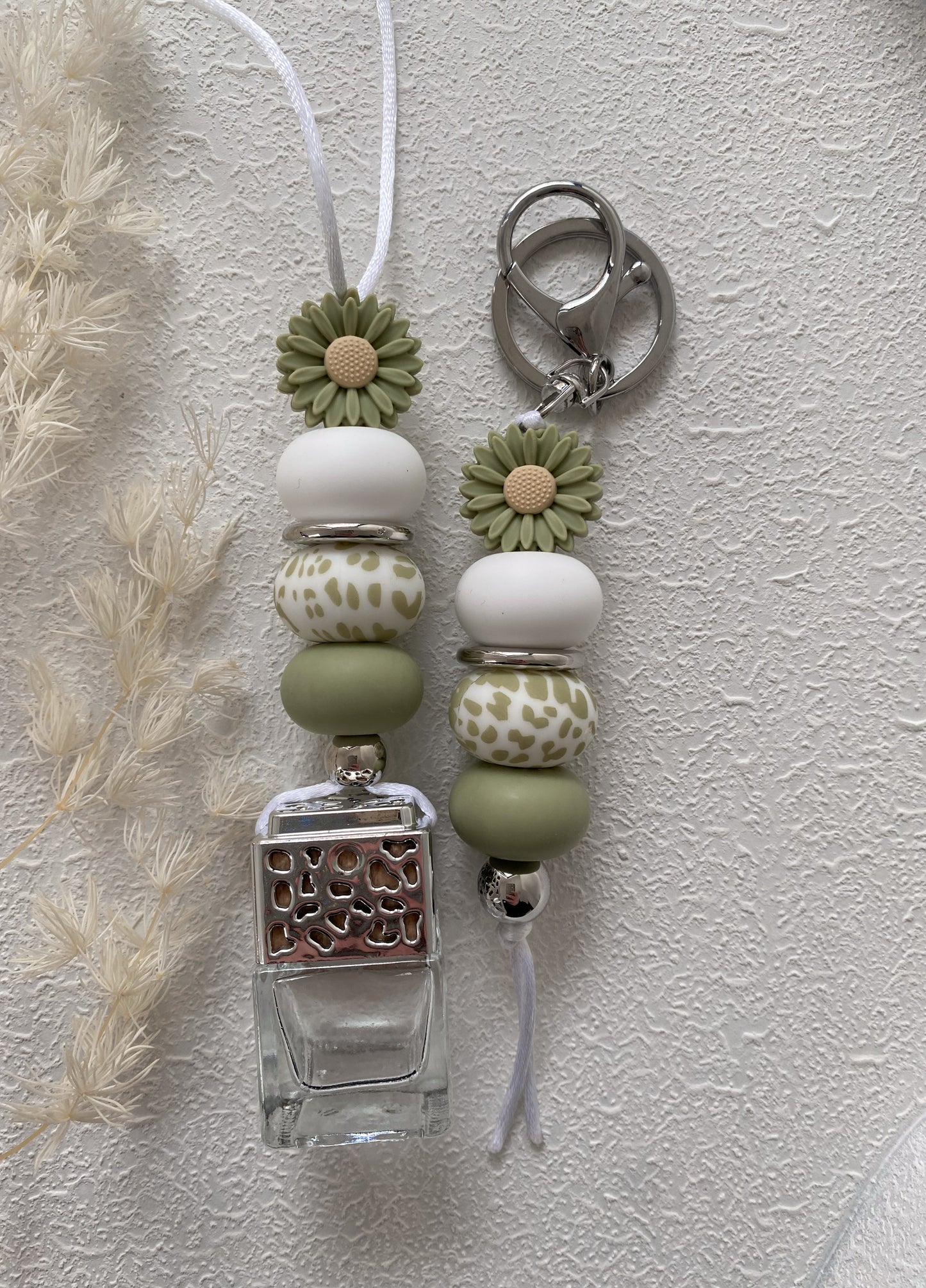 Spotty Sage Daisy Diffuser/Keychain