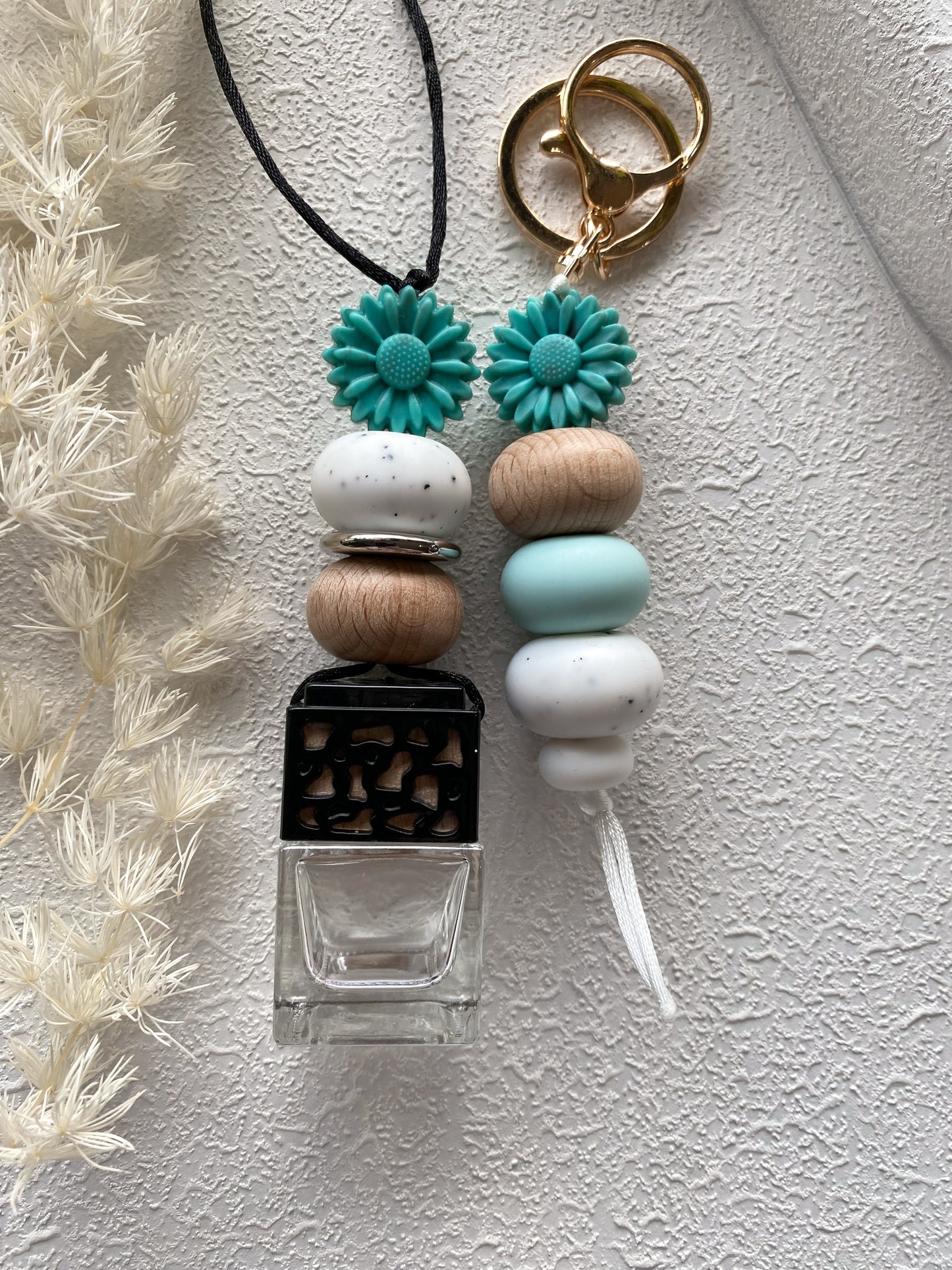 Turquoise Daisy Diffuser/Keychain